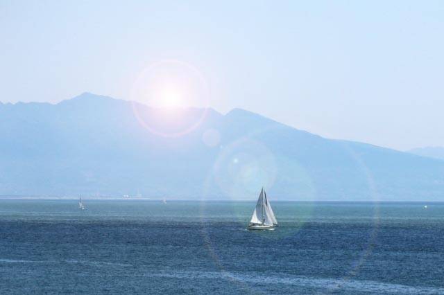 夏の朝の海とヨット