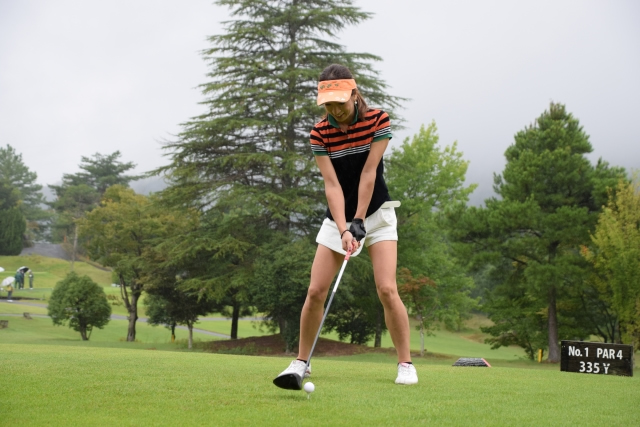 ゴルフプレー中の女性