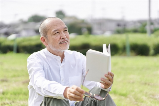 読書中のシニア