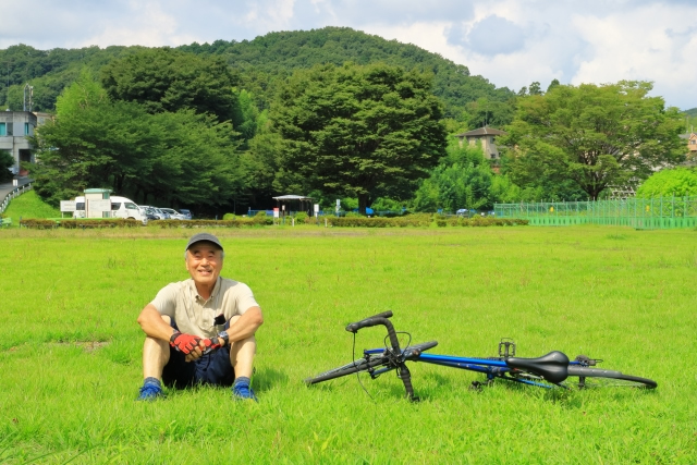 草原で一休みのシニア