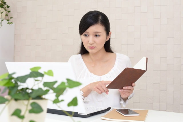 パソコン作業中の女性