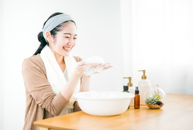 洗顔中の女性