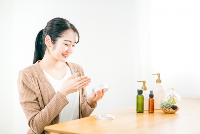 スキンケア中の女性