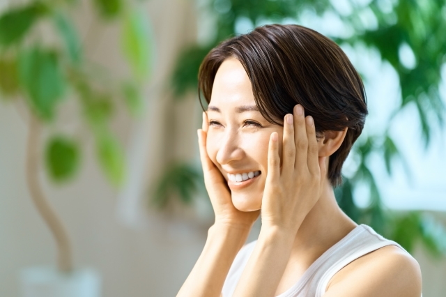 スキンケアに手入れをしている女性