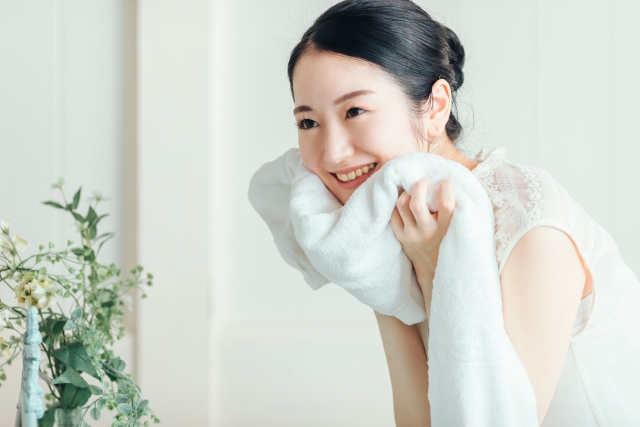 洗顔中の女性