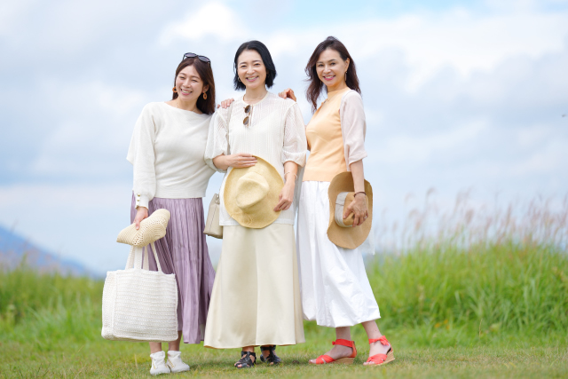 女性3人で旅姿